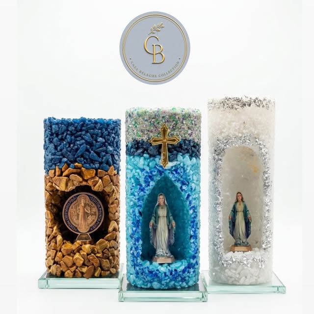 Três peças religiosas com imagens e acabamentos em azul, branco e dourado