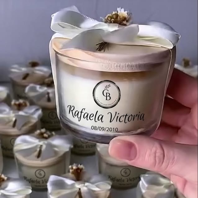 Lembrancinha personalizada com nome, laço branco e flores secas